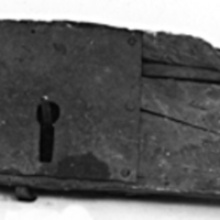SLM 4304 - Stocklås av järn, infälld i träkloss, kommer från Kila socken