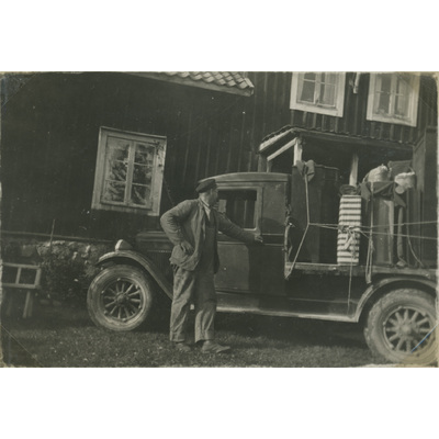 SLM P07-544 - Man med lastbil vid Björktorp, 1929