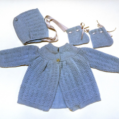 SLM 29371 1-3 - Stickad babydress bestående av tröja, mössa och sockor