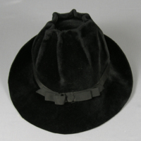 SLM 36408 2 - Hatt av sammetsliknande filt, prydd med band och rosett