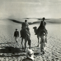 SLM P2013-1690 - Svenska FN-soldater på dromedarer i Egypten 1956-1957