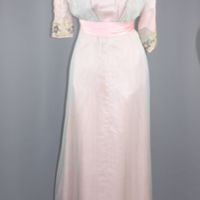 SLM 11366 - Klänning av rosa siden överklädd med blå crepelin, har burits av Elsa Egnell f. 1886