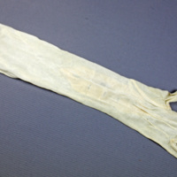SLM 23817 - Lång, benvit, handske av silkestrikå