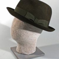 SLM 29890 - Hatt av mörkgrön filt prydd med band, inköpt på Engqvist, Oxelösund, 1960-tal