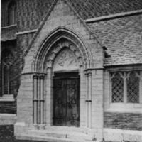 SLM M007429 - Exteriör, kyrkport vid Floda kyrka, 1890-tal