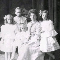 SLM M033934 - Porträtt av en mor med en son och tre döttrar.