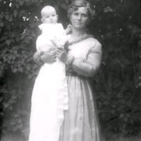 SLM M033757 - En kvinna håller i ett barn.