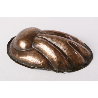 SLM 1413 - Bakelseform av koppar i form av kammussla, 8 cm lång, från Tuna