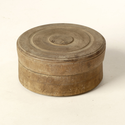 SLM 5618 - Cylindrisk svarvad ask med lock, sannolikt tillverkat i Ås härad, Västergötland