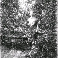 SLM X1875-78 - Porträtt på en man bland träd