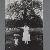 SLM AR10-1061904 - Julia Jansson med sin hund, Lilla Slängbacken 1916