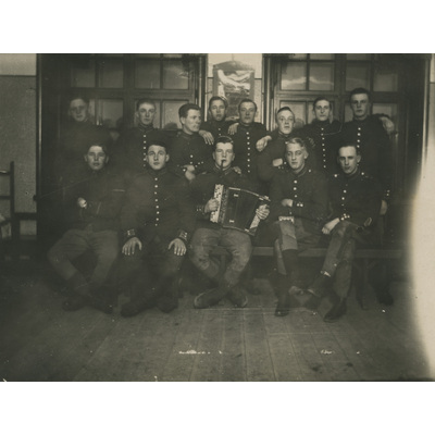 SLM P2022-1118 - Gruppfoto med uniformsklädda män