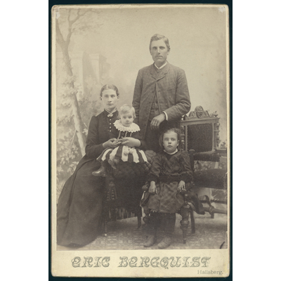 SLM P2020-0229 - Carl och Kristina Ekblom med barnen Hilda och Signe, ca 1891