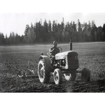 SLM P2020-0620 - Vårbruk på Jättna gård vid Solbacka Läroverk, 1950-tal