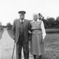 SLM P05-15 - Isak Jansson och hustru Anna från Stäket i Sorunda socken på väg till kyrkan 1958
