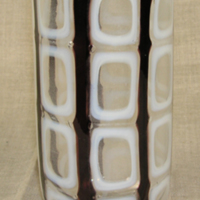 SLM 28156 - Cylinderformad vas, överfång i svart och vitt, design Ercole Barovier 1959