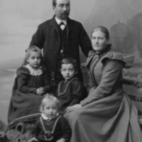 SLM P07-2378 - Familjen Sundberg, mamma, pappa två söner och en dotter