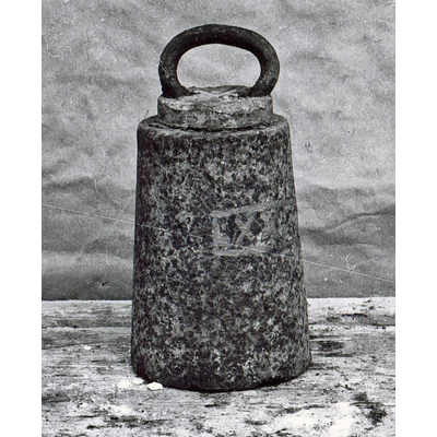 SLM 1587 - Vikt av järn med insmält bly märkt 