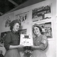 SLM M033881 - Två kvinnor från Röda Korset.