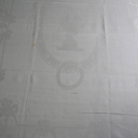 SLM 5406 - Duk av vit linnedamast märkt L, 1800-talets förra hälft