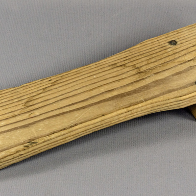 SLM 15685 - Stövelknekt av trä