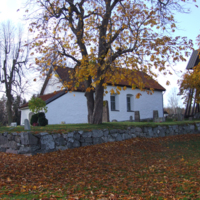 SLM D10-375 - Halla kyrka, kyrkoanläggningen från nordost.