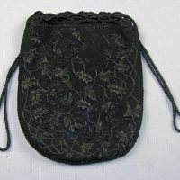 SLM 9611 - Väska med knytband, av svart ylle med svarta broderier, troligen tidigt 1900-tal