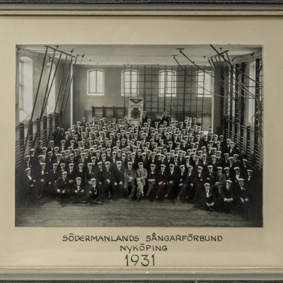 SLM 37499 - Inramat foto, Södermanlands Sångarförbund, samlat i Nyköping 25 maj 1931
