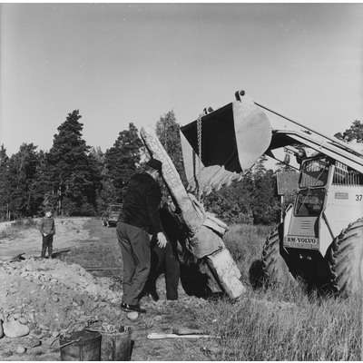 SLM M025687 - Flyttning av runsten och bautasten, Högstena, 1968