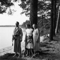 SLM P06-273 - Axel Eriksson, svärdottern Ingeborg, Gudrun och Signe Eriksson vid Laxsjön i Närke 1955