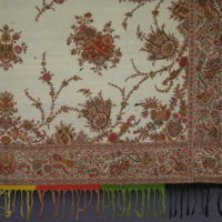SLM 22228 - Schal av ljust ylle med vävt persiskt mönster, frans
