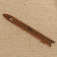 SLM 15326 9, 10 - Två nätnålar av trä, en märkt 