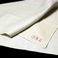 SLM 28565 - Handduk av linne märkt med rött, monogram, antal handdukar och tillverkningsår