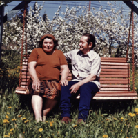 SLM P09-633 - Eeva och Väinö Leppäkoski i trädgården, 1976