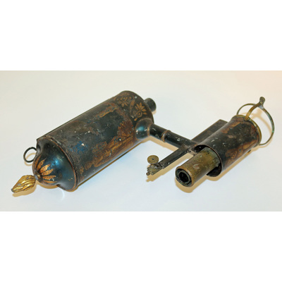 SLM 3682, 3863 - Två rovoljelampetter av järnbleck från 1800-talets förra hälft
