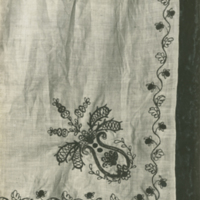 SLM P2013-1565 - Broderad duk, textilinventering