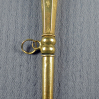 SLM 5203 - Urnyckel av guld med graverad dekor. tillverkad av Johan Fredrik Björnstedt i Stockholm 1813