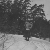 SLM P07-1274 - Flicka (med lång kjol) på skidor, troligen Maj-Sofi Ahlstrand (1903-1996) omkring 1919