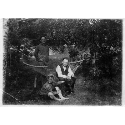 SLM P2019-0360 - Albin Jerneman i en trädgård, troligen med sönerna Tor och Tryggve, år 1909