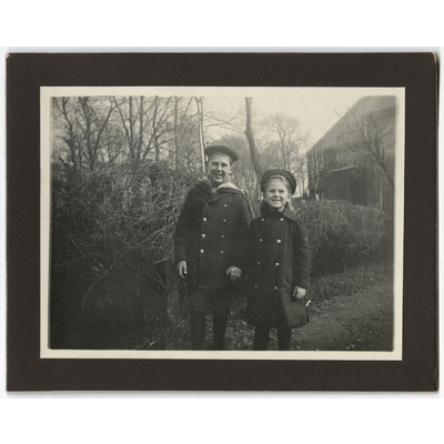 SLM P2021-0043 - Foto, två barn i sjömanskostym, har tillhört Bodil Güntzel