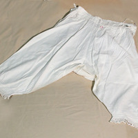 SLM 10603 2 - Benkläder, underbyxor av vit bomull med spets, märkta 