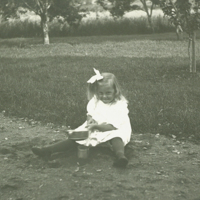 SLM P11-5806 - Elisabeth Indebetou i trädgården ca 1907