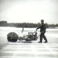 SLM N257-1 - Man med issåg på Gälkhyttedammen 1949