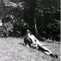 SLM M032956 - En man i hatt ligger på gräsmattan