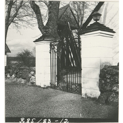 SLM R85-83-12 - Kyrkogården vid Bärbo kyrka