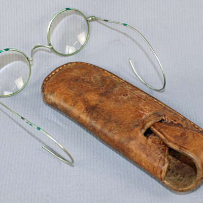 SLM 11514 1 - Glasögon med tillhörande läderfodral