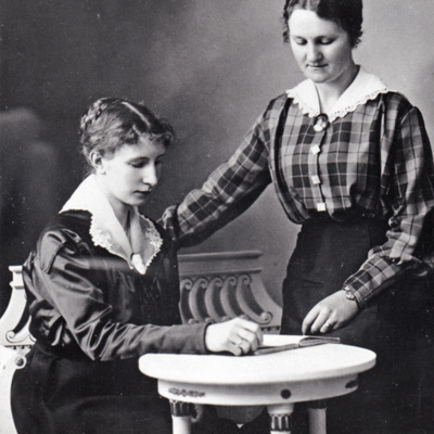 SLM P2016-0537 - Två unga damer, 1900-talets början