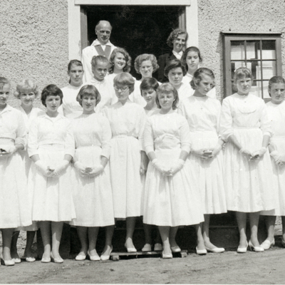 SLM P2016-0402 - Yvonne Wohlins konfirmation i Hyltinge år 1957