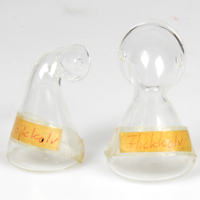 SLM 35419 1-2 - Två bägare av glas för urinprovtagning av spädbarn, Vårdskolan i Eskilstuna