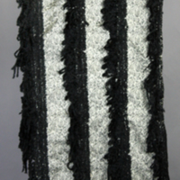 SLM 10650 - Schal av grått mönstervävt siden med fransar och svarta bårder i chenille